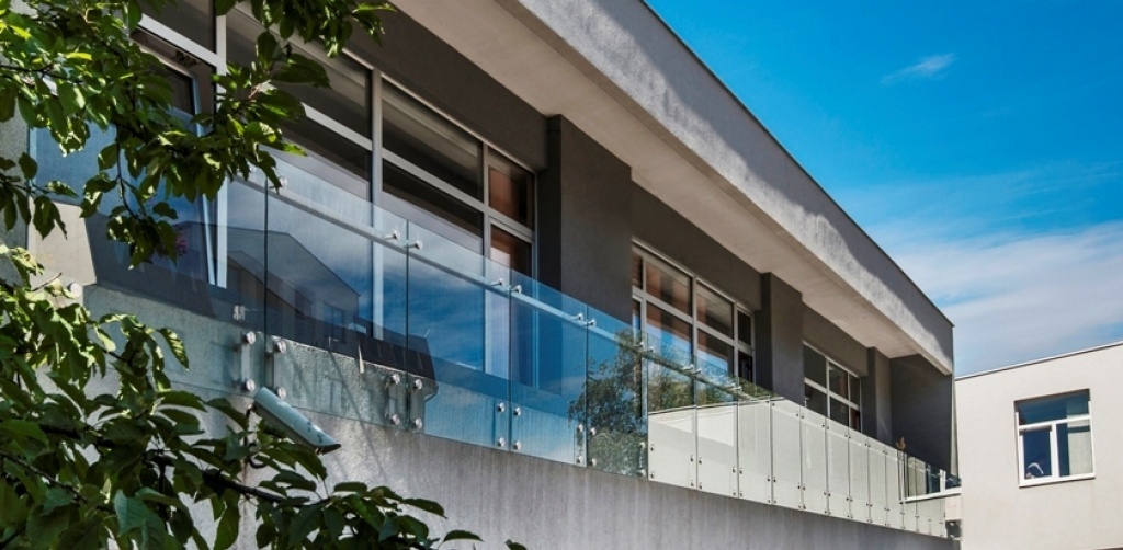 ograda inox-staklo sa  inox rukohvatom i drÅ¾aÄima